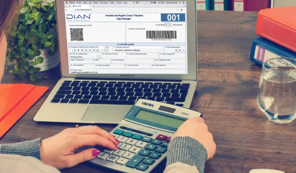 Persona revisando el calendario de vencimientos de la declaración de renta
