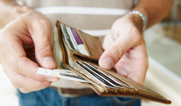 Contribuyente revisando su declaración de renta y una calculadora