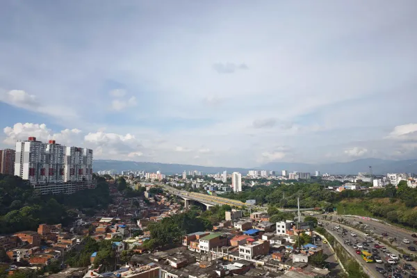 Vista panorámica del área metropolitana de Bucaramanga, relacionada con la caída del desempleo en mayo-julio de 2026