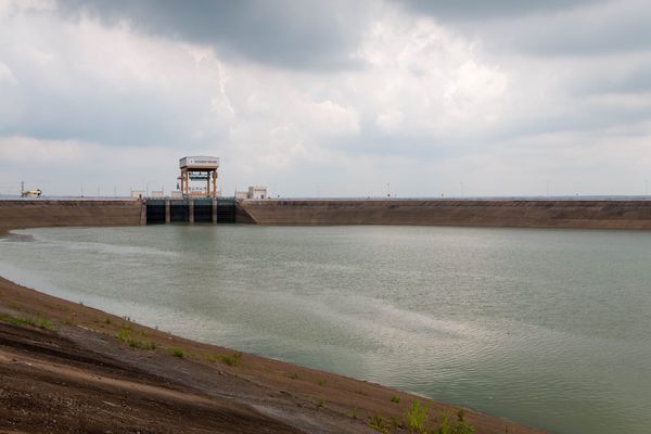 El Niño 2026 y el nivel de los embalses que generan la energía de Colombia Embalse de una central hidroeléctrica con el nivel del agua por debajo de la cota del vertedero.