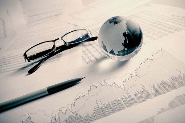 Sanciones de la DIAN por no declarar renta en 2026 Formulario de declaración de renta de la DIAN sobre un escritorio