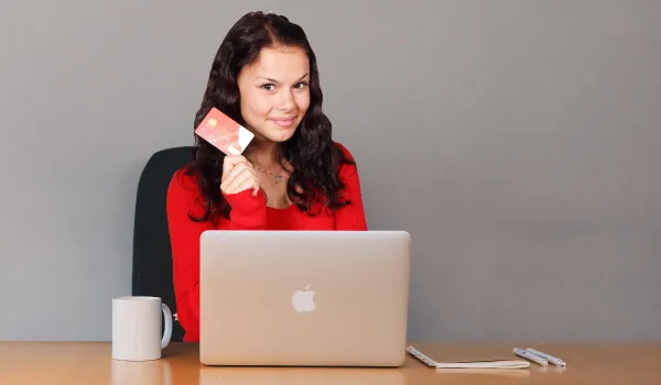 Persona pagando con tarjeta de crédito en un comercio