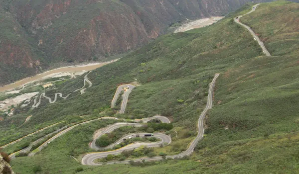 Obras de pavimentación en una vía de montaña en Santander