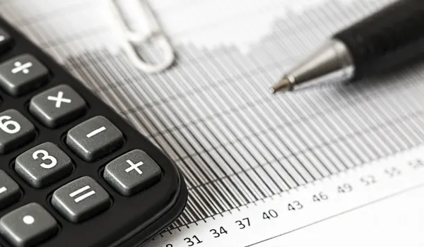 Persona revisando facturas y documentos para su declaración de renta